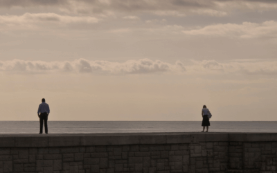 Waarom zoveel HSP-vrouwen afstand creëren terwijl ze juist intens verlangen naar nabijheid